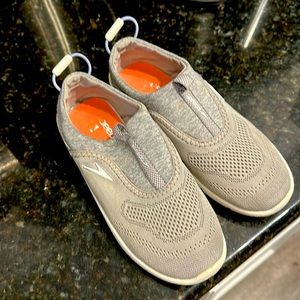 Speedo water shoes size S 5-6